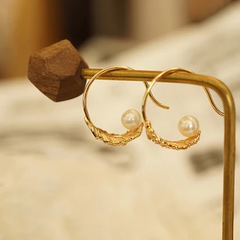 Inspiração de design de ouro incrustada geométricas brincos de pérolas para as mulheres clássico requintado luxo da jóia das senhoras acessórios de vestuário